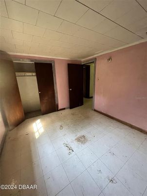 Empty room, Interior