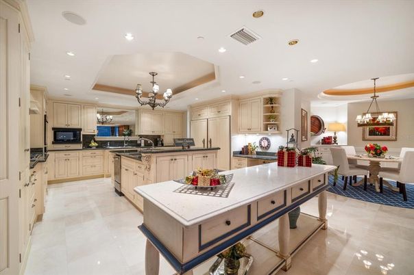 Chandelier, Dining room, Interior, Kitchen, Pendant Lights, Recessed Lighting, Stainless Steel Appliances