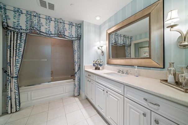 Bathroom, Dual Sink Vanities, Interior, Recessed Lighting
