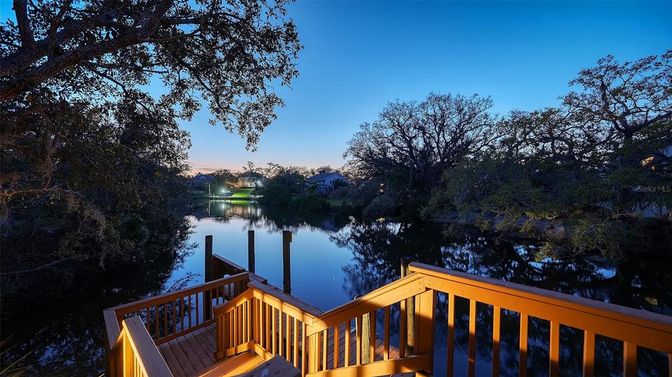 Exterior, Lake
