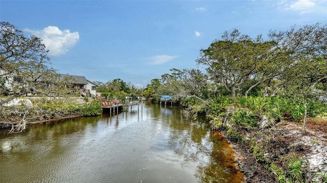 Exterior, Lake