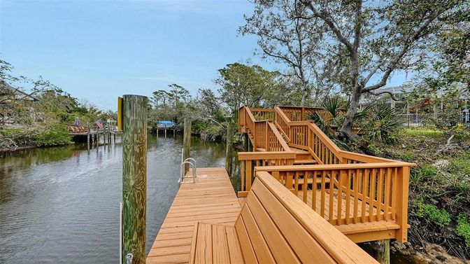 Exterior, Lake