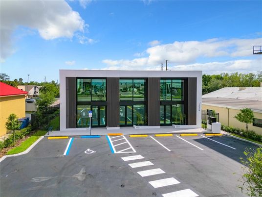 Exterior, Facade, Modern
