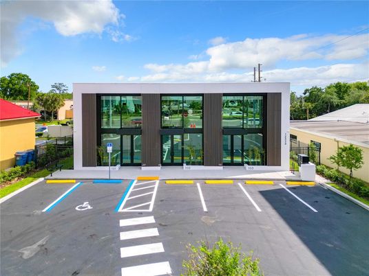Exterior, Facade, Modern