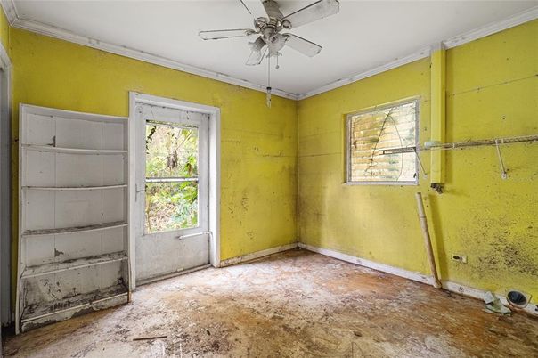 Empty room, Interior