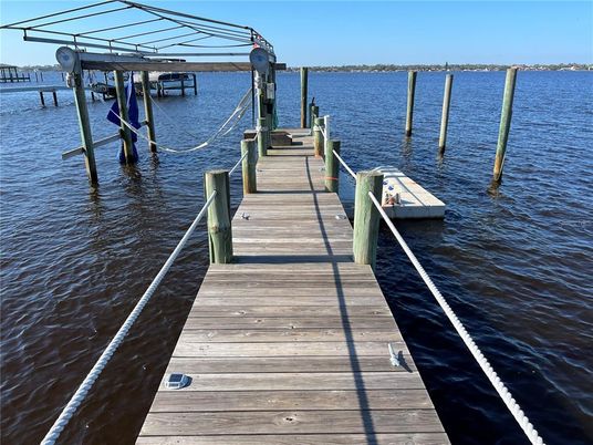 Exterior, Lake