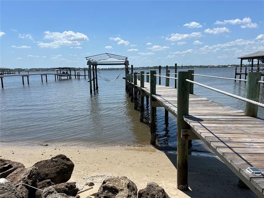 Exterior, Lake