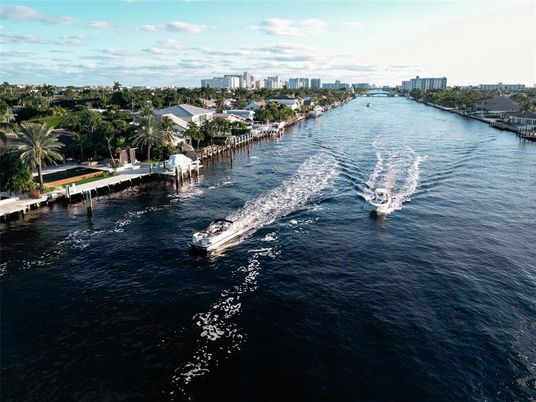 Exterior, Lake