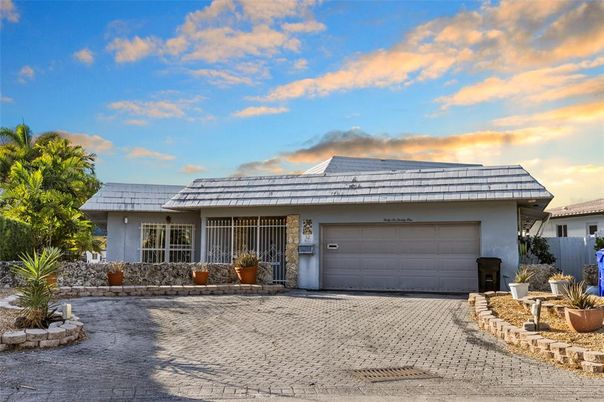 Attached, Exterior, Facade, Ranch