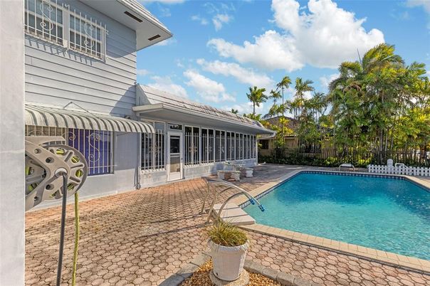 Exterior, Pool
