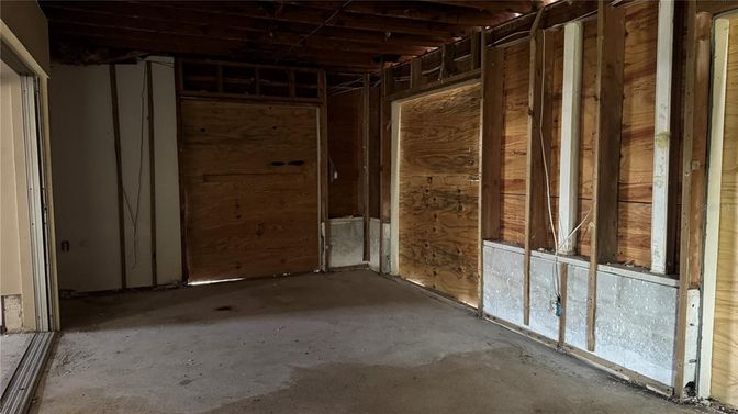 Empty room, Interior, Wooden Beams, Wooden Walls