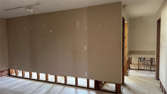 Empty room, Interior