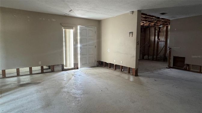 Empty room, Interior