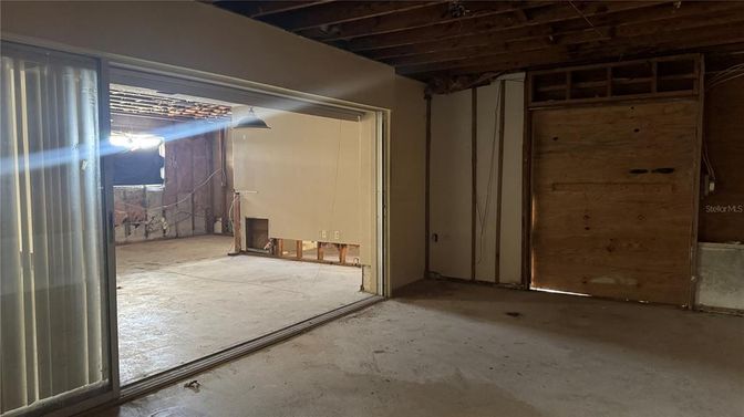 Empty room, Interior, Wooden Beams