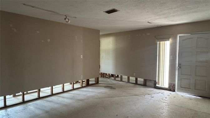 Empty room, Interior