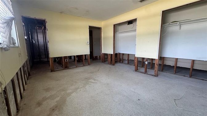 Empty room, Interior