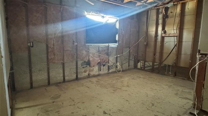 Empty room, Interior