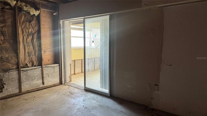 Empty room, Interior