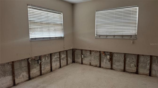 Empty room, Interior