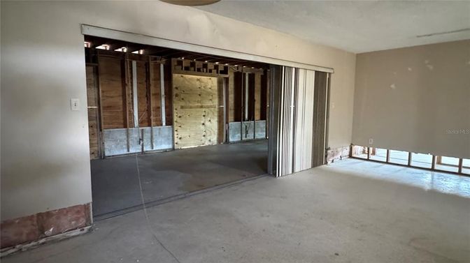 Empty room, Interior