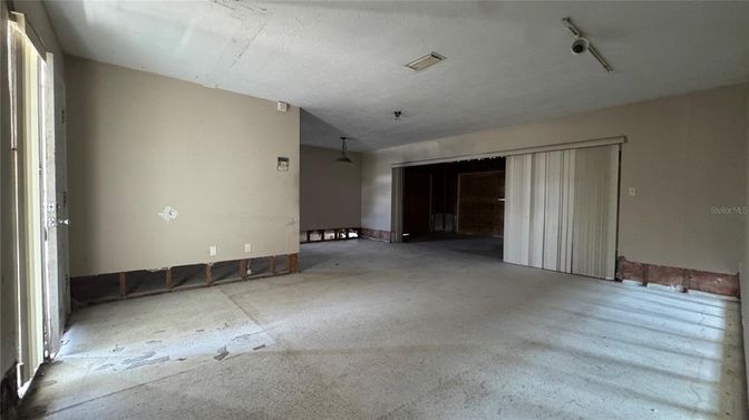 Empty room, Interior