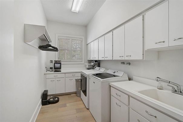 Interior, Washer, Wood Texture Flooring