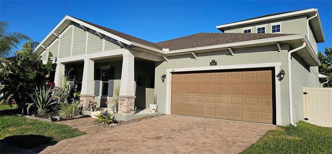 Attached, Exterior, Facade, American Craftsman