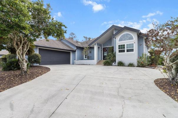 Attached, Exterior, Facade, Ranch