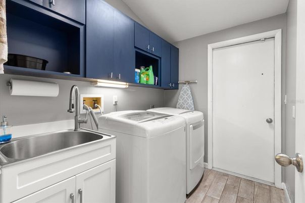 Interior, Washer, Wood Texture Flooring