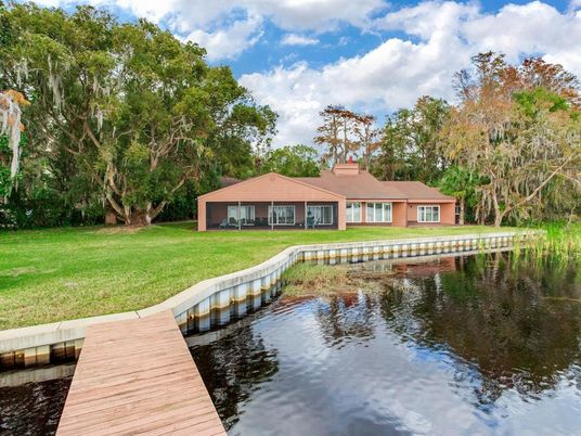 Exterior, Lake
