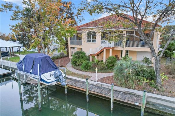 Exterior, Lake
