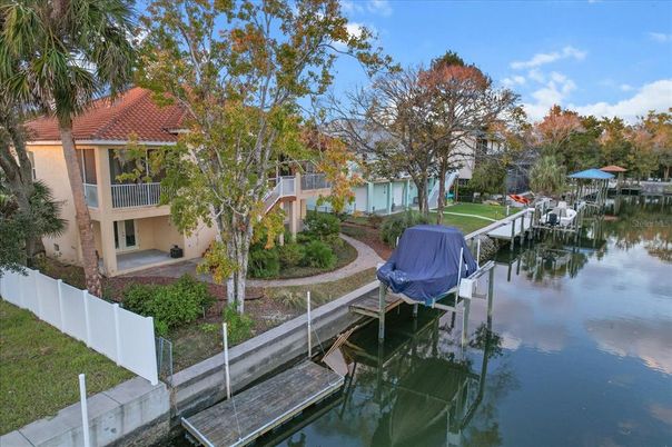 Exterior, Lake
