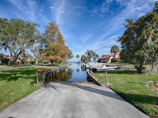 Exterior, Lake