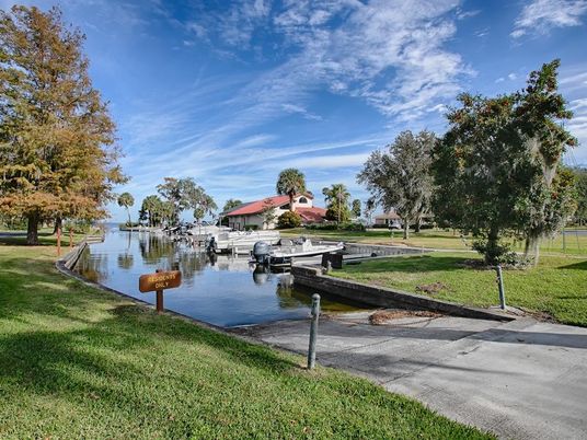Exterior, Lake