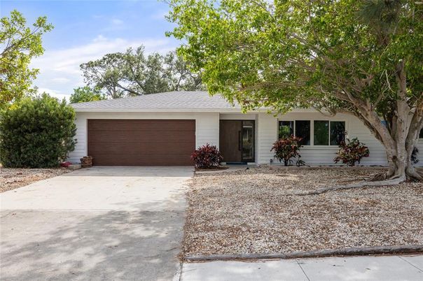 Attached, Exterior, Facade, Ranch