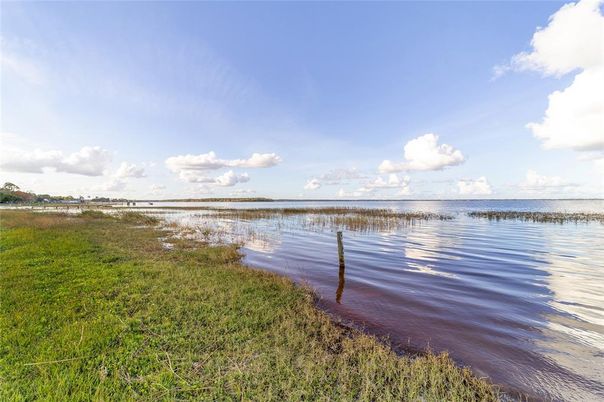 Exterior, Lake