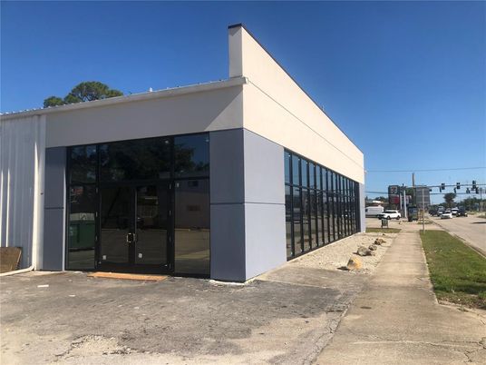 Exterior, Facade, Modern