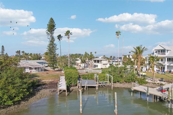 Exterior, Lake