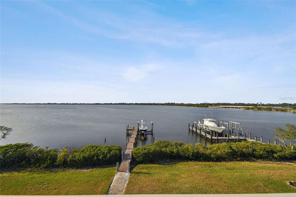 Exterior, Lake