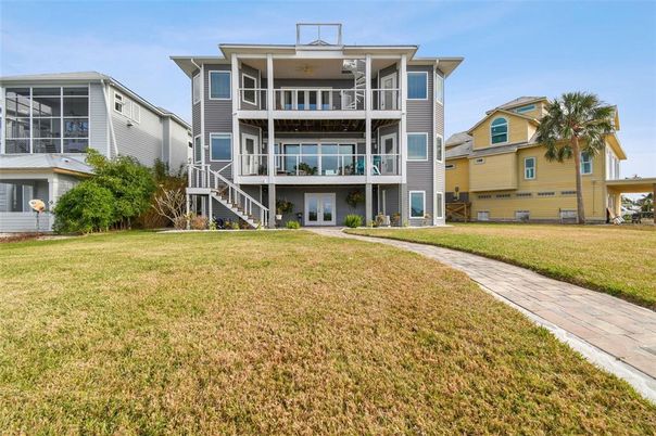 Backyard, Exterior, Facade, Modern