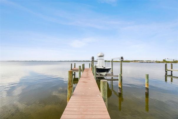 Exterior, Lake