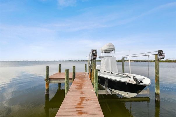 Exterior, Lake