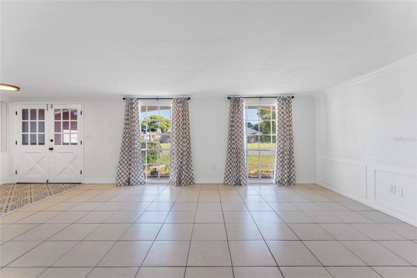 Empty room, Interior