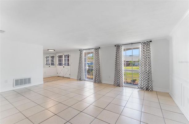 Empty room, Interior