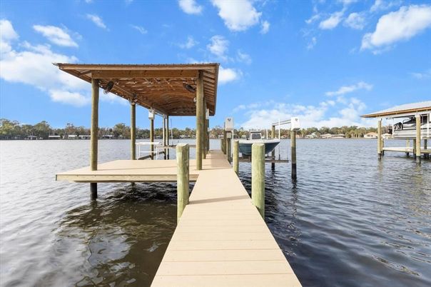 Exterior, Lake