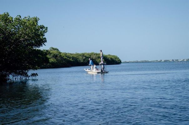 Exterior, Lake