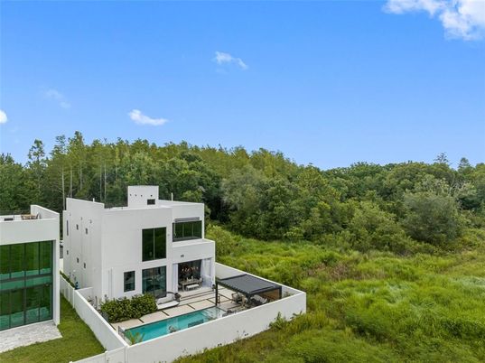 Exterior, Facade, Pool, Modern