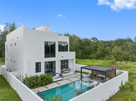 Exterior, Facade, Fireplace, Pool, Modern