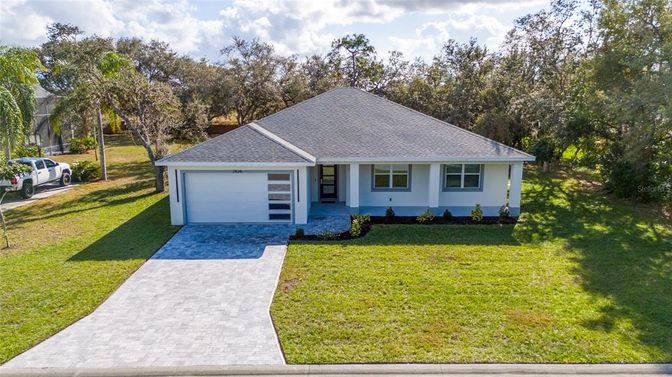 Attached, Exterior, Facade, Ranch