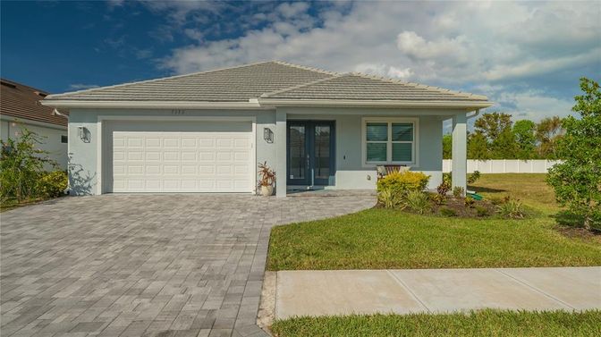 Attached, Exterior, Facade, Ranch